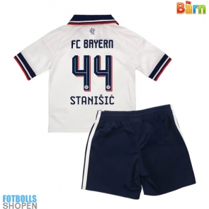 Billiga Bayern Munich Josip Stanisic #44 Bortatröja Barn 2026-27 Kortärmad (+ Korta byxor)